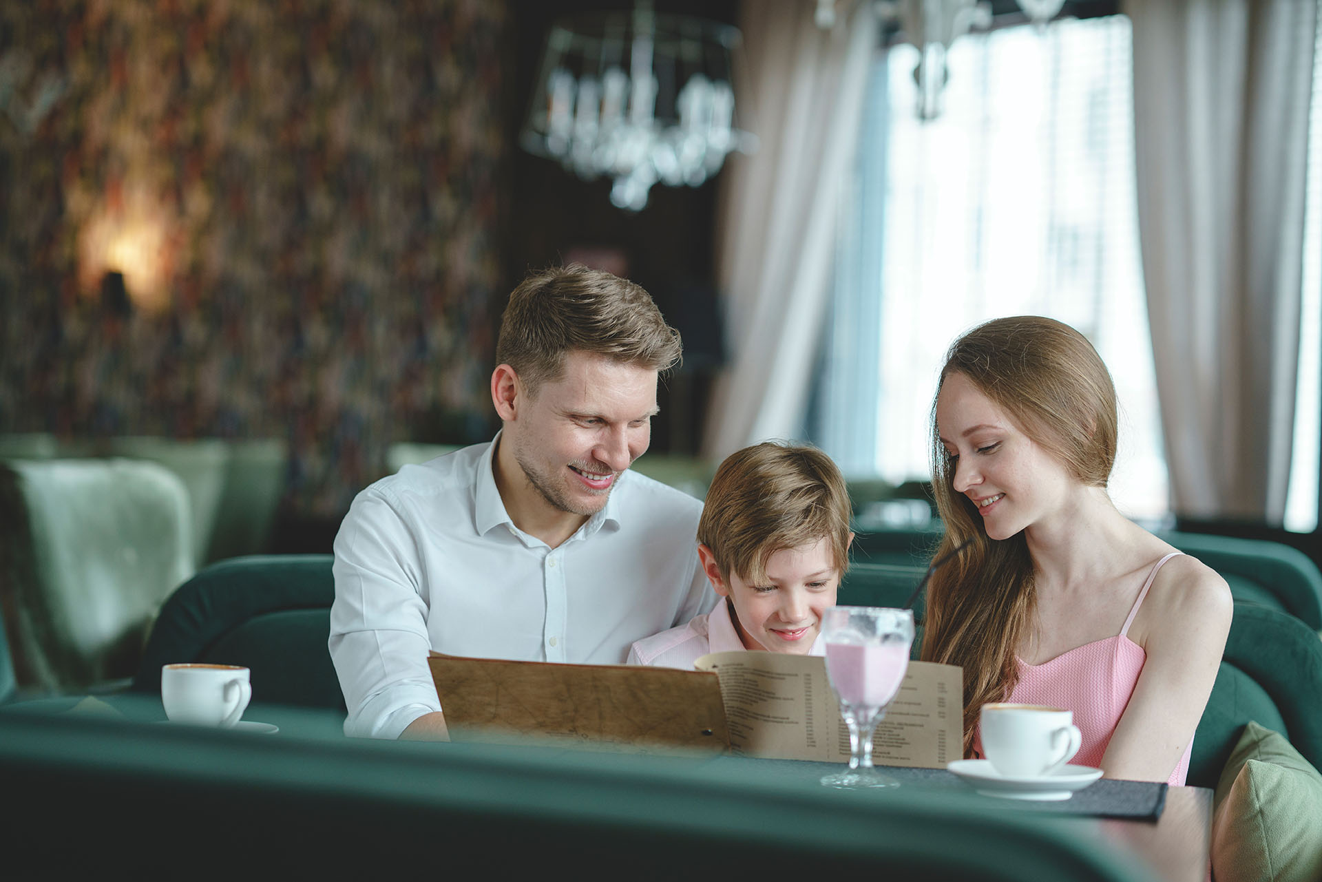 Famitlie bei Lesen der Speisekarte